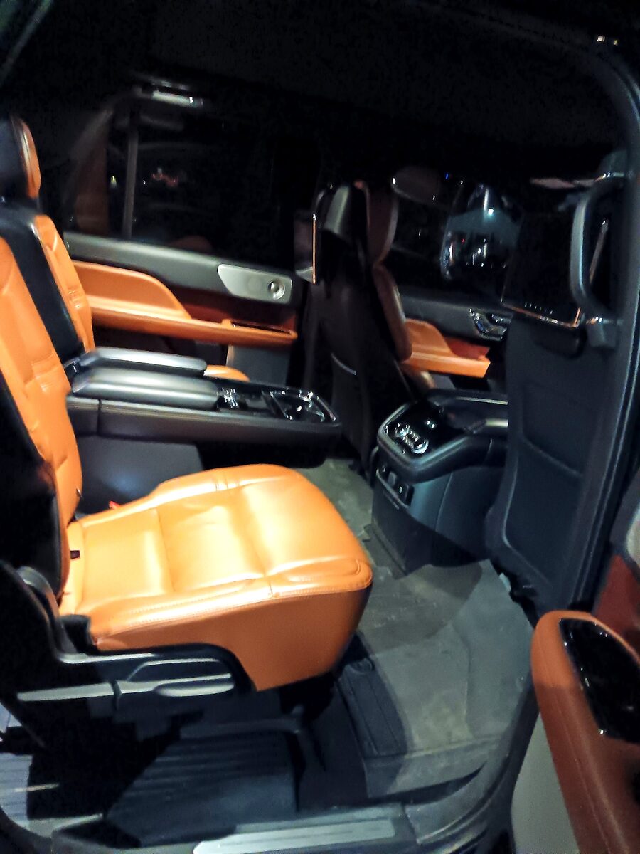 Lincoln Navigator L, Monarch Fleet Chicago limo fleet comparison