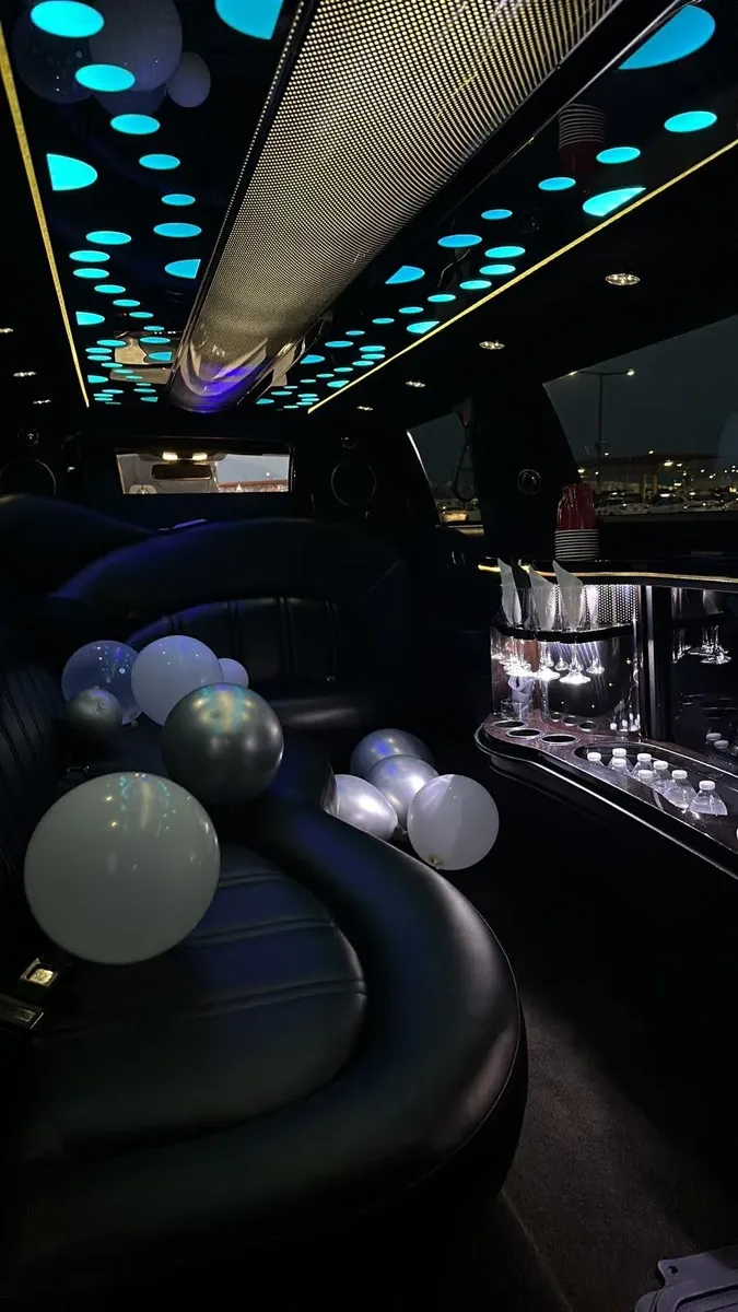 Graduation limo Chicago, Lincoln stretch limousine and party bus