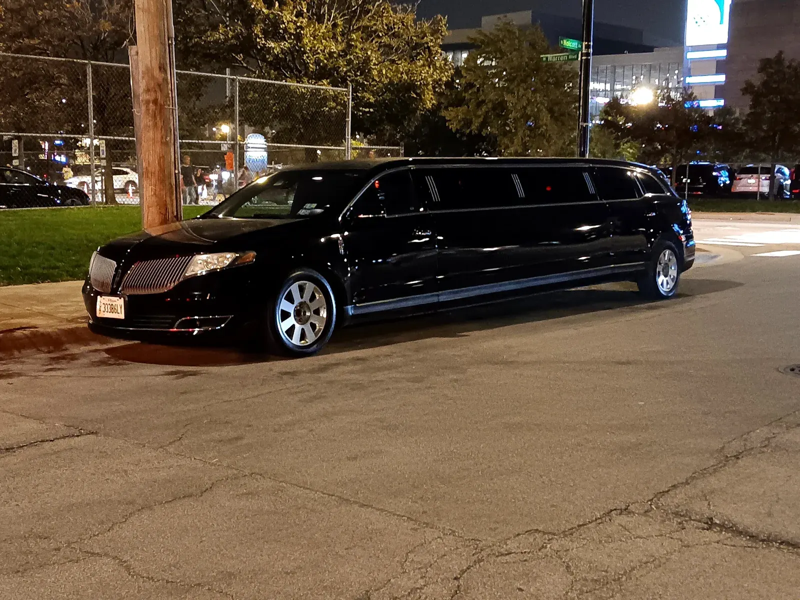 Lincoln Stretch Limousine thumbnail 2